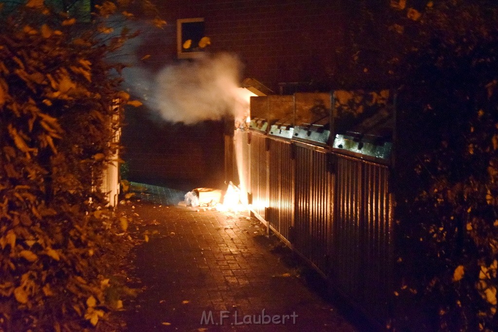 Mehrere Muell Sperrmuellbraende Köln Vingst Ansbacherstr P71.JPG - Miklos Laubert